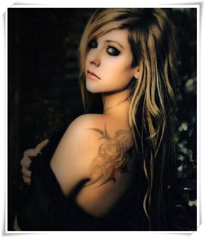 美女歌手艾薇儿后肩膀的纹身