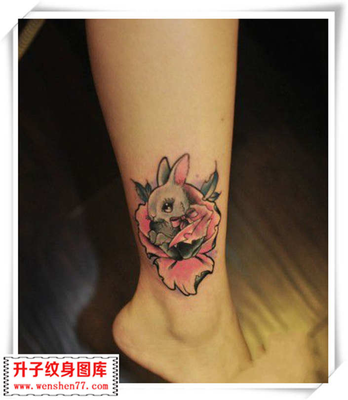 美女脚踝玫瑰花兔子纹身