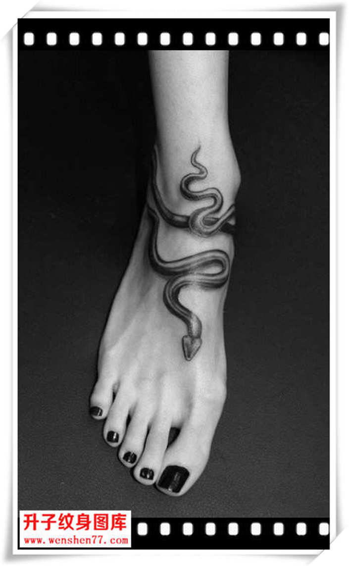 美女脚背蛇纹身图片