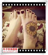 <b><font color='#FF0000'>漂亮的脚背向日葵纹身图片</font></b>