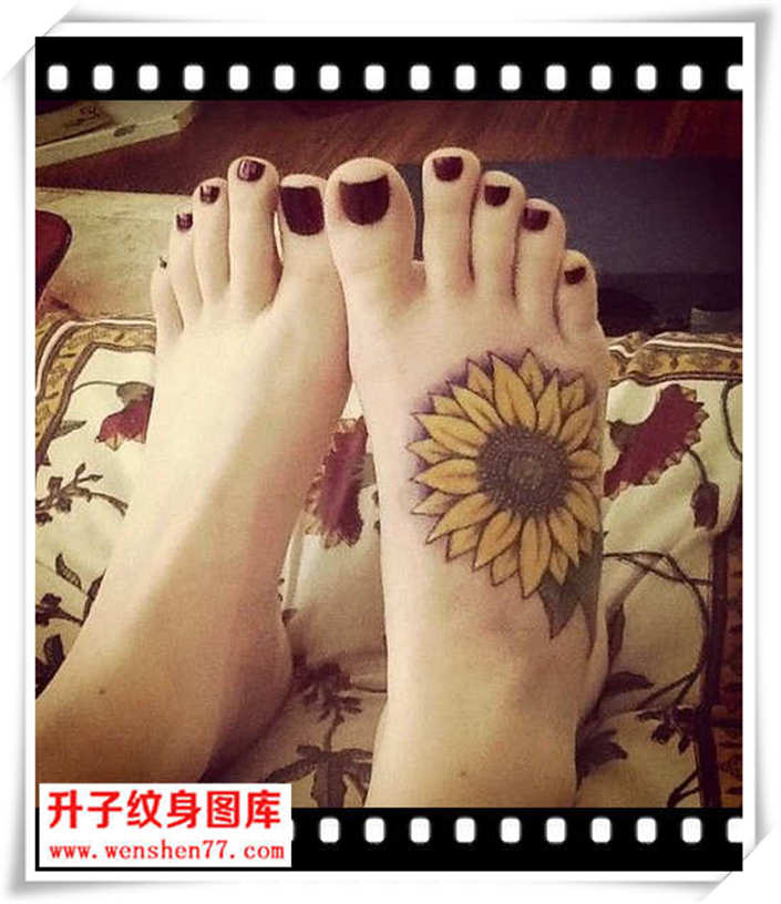 漂亮的脚背向日葵纹身图案