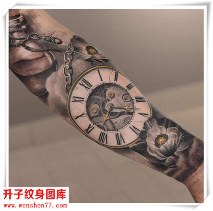手臂写实钟表纹身图案
