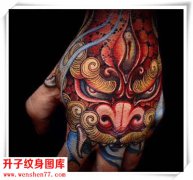 <b><font color='#FF0000'>重庆正规纹身工作室推荐：手背纹身 彩色唐狮</font></b>