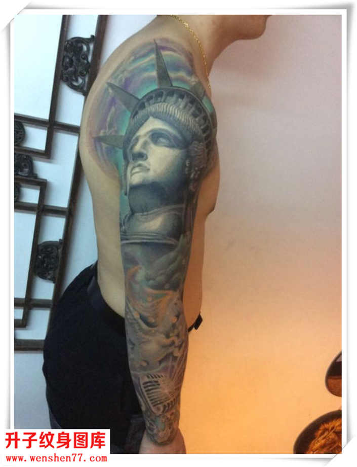 花臂自由女神纹身图案