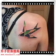 <b><font color='#FF0000'>肩膀纹身 美女肩膀燕子纹身图案</font></b>