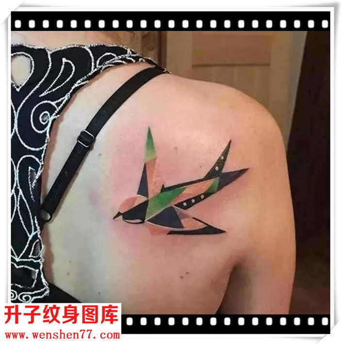 美女肩膀燕子纹身图案