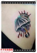 <b><font color='#FF0000'>肩膀纹身 漂亮的雨伞皇冠纹身图案</font></b>