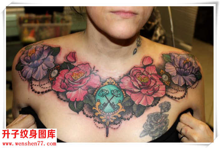性感的胸部大V纹身图案玫瑰花