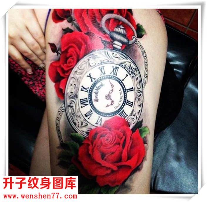 臀部漂亮的钟表玫瑰花纹身图案