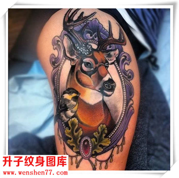 性感的臀部彩色鹿头纹身图案