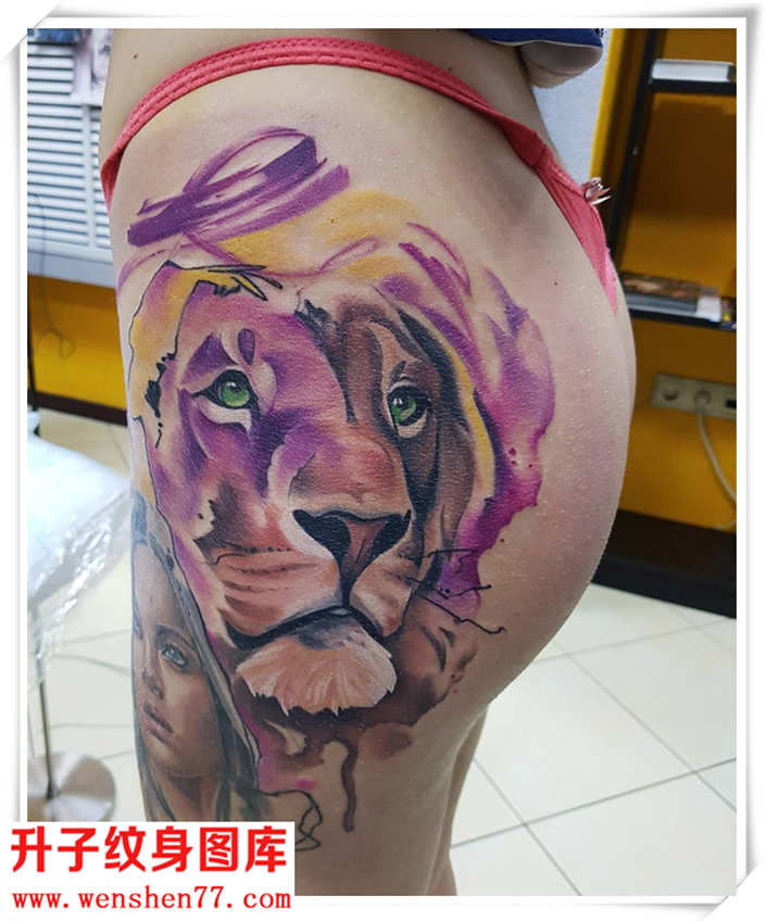 臀部泼墨彩色美女与狮子纹身图案