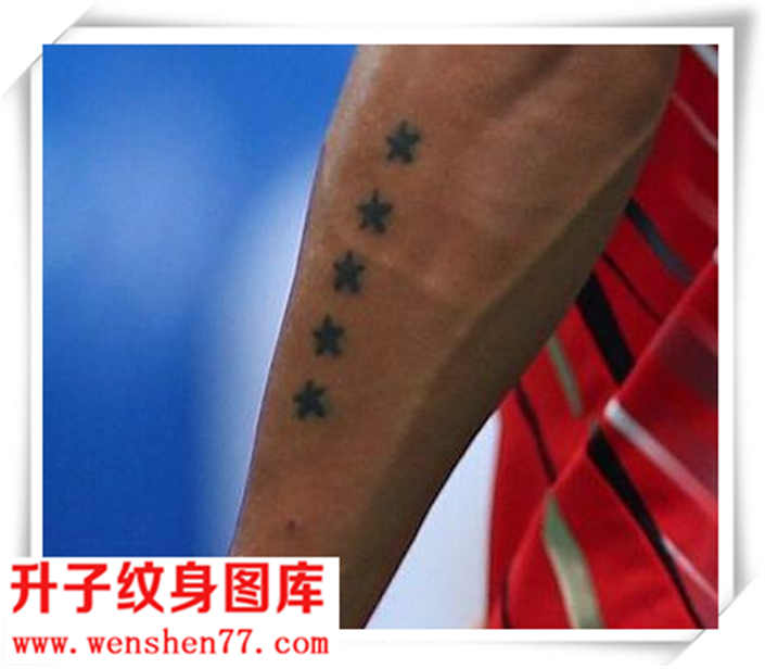 林丹手臂的五角星纹身图案
