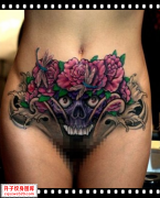 <b>腹部彩色骷髅头玫瑰花纹身图案</b>