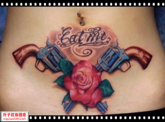 <b>漂亮的腹部玫瑰花左轮手枪纹身图案</b>