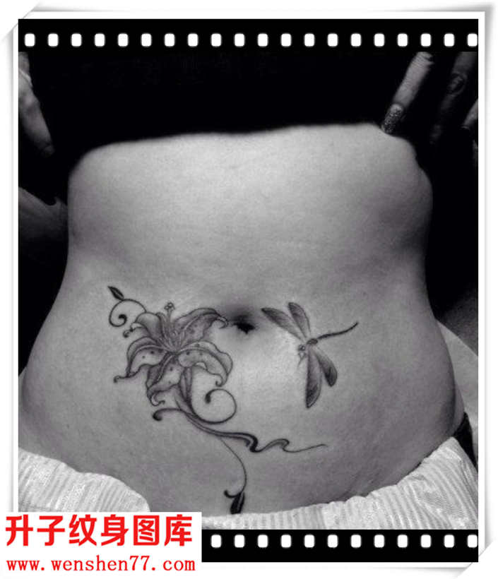 腹部唯美的百合花纹身图案