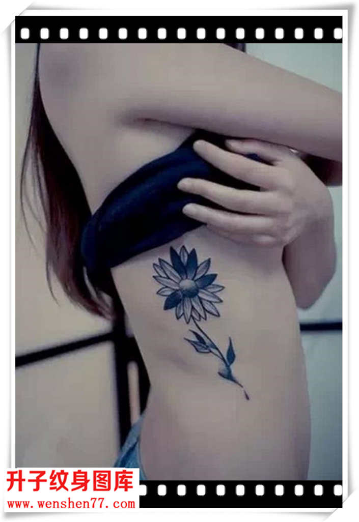 美女侧腰植物花纹身图案