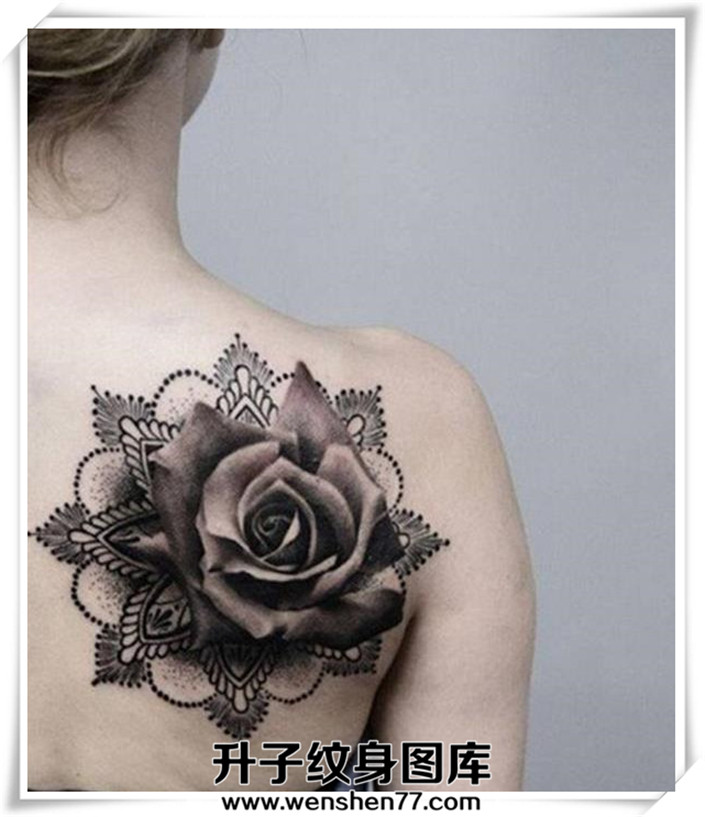 美女肩膀玫瑰花纹身图案