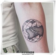 <b>小臂点刺地球纹身图案</b>