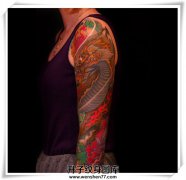 女性传统彩色麒麟牡丹花臂纹身