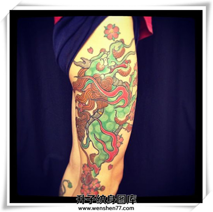 男性大腿彩色传统麒麟樱花纹身