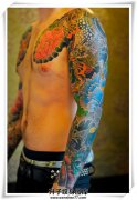  男性花臂传统彩色麒麟牡丹纹身