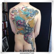  男性背部传统彩色麒麟纹身图案
