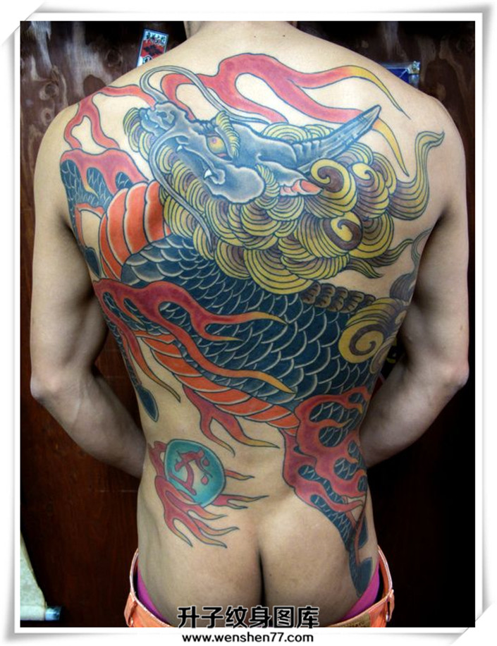  男性满背传统彩色麒麟纹身图案大全