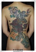 女性背部彩色传统麒麟牡丹纹身