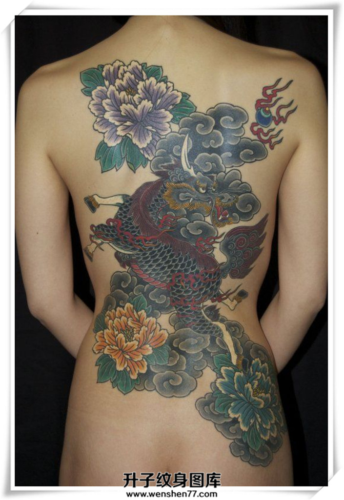 女性背部彩色传统麒麟牡丹纹身图案大全