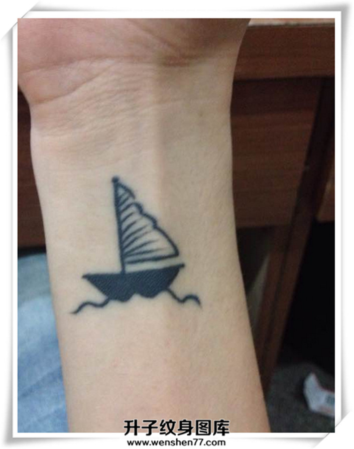 手腕船帆纹身图案