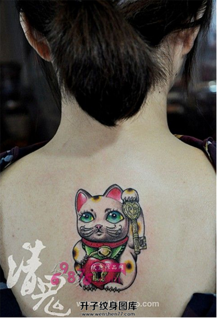 美女后背招财猫纹身
