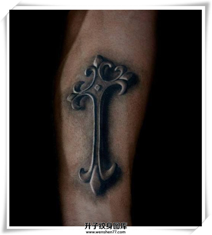手臂十字架纹身