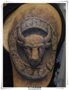 <b>大臂非常有质感的石裂牛头纹身图案</b>