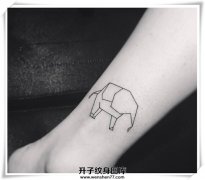 <b>脚踝线条型小象纹身图案</b>