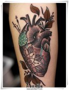 <b>手臂内侧个性独特的心脏纹身图案</b>