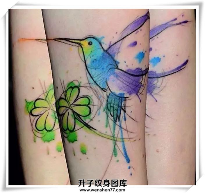 手臂四叶草鸟纹身图案