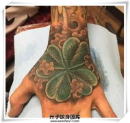 <b>手背四片叶子的纹身 它的名字叫幸运草</b>