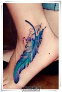 <b>脚背上的彩色羽毛纹身图案</b>