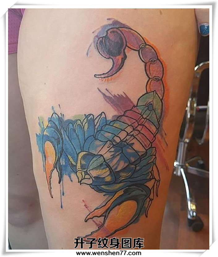 性感大腿泼墨蝎子纹身图案