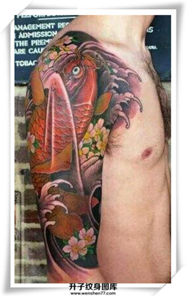 大臂鲤鱼纹身图案