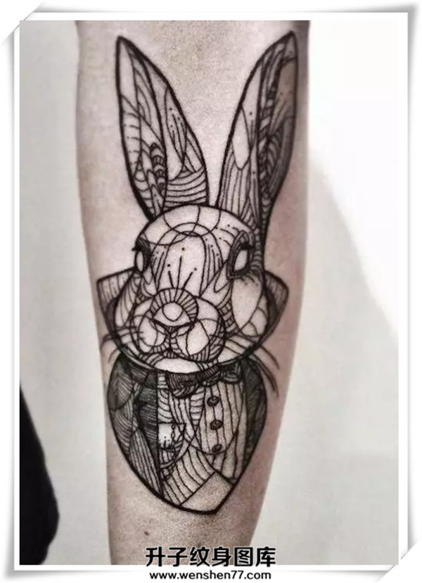 手臂线条兔子纹身