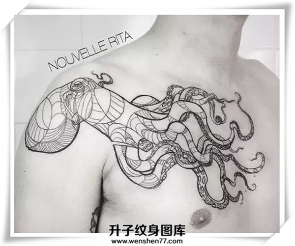 胸部章鱼纹身图案