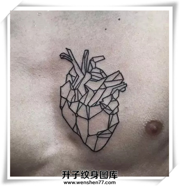 胸口心脏纹身图案