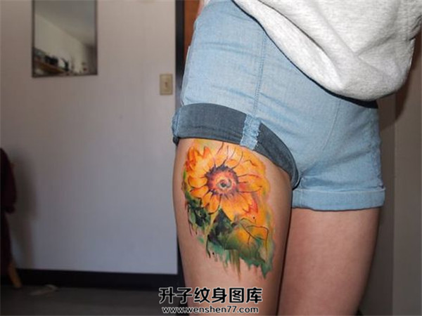 大腿写实太阳花纹身