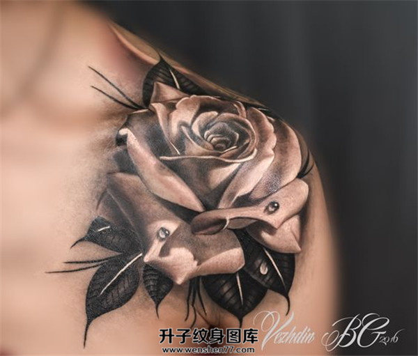 肩膀写实玫瑰花纹身
