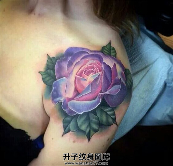 肩膀写实玫瑰花纹身