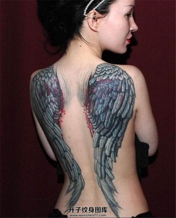 美女后背翅膀纹身