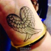 <b>重庆手腕纹身价格 重庆手腕翅膀纹身 一般手腕纹身怎么收费</b>