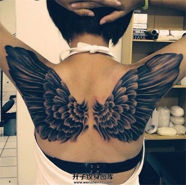 后背翅膀纹身图案