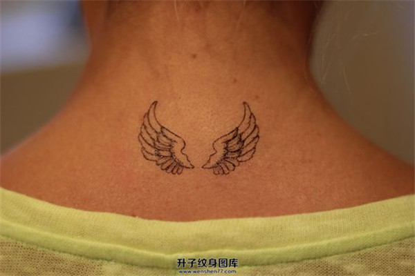 后脖子翅膀纹身